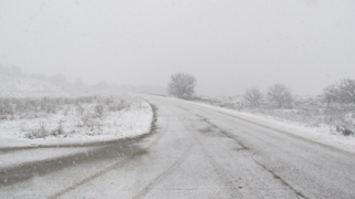 Червен и оранжев код заради обилни снеговалежи и виелици