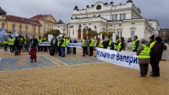 Двайсетина протестират в защита на Валери Симеонов пред НС