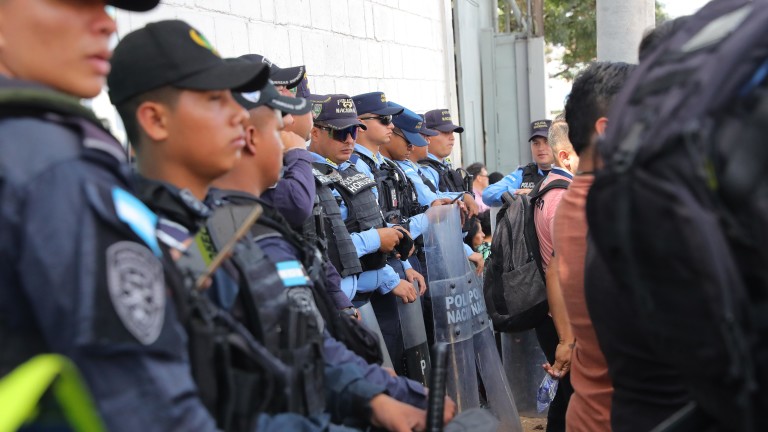 Хондурас навлиза в дълбока политическа криза