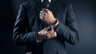 Строгото работно облекло бавно но сигурно напуска работните пространства Това