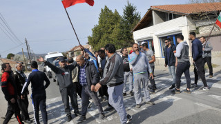 Жители на село Конуш блокираха пътя за Маказа