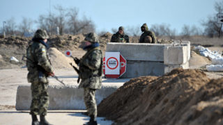 Украйна затваря осем контролни пункта по границата с Русия