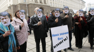 Вежди Рашидов чете поезия и проза под прозорците на Борисов