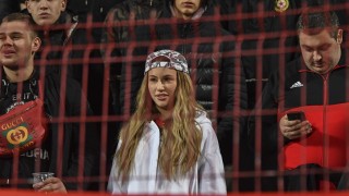 Певицата Гери Никол бе част от феновете в Сектор Г по