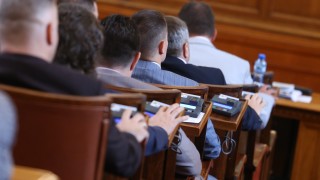 Парламентът заседава извънредно във вторник