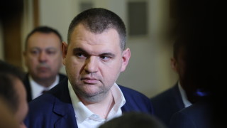 Само мога да се усмихна Така иронично и вкратце коментира