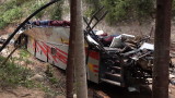 29 загинали след падане на автобус в пропаст в Мексико