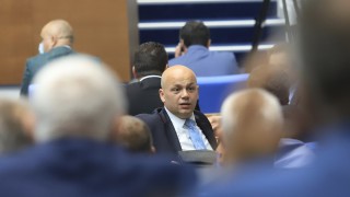 Ротации, фасони и речи за 9 септември в пленарна зала