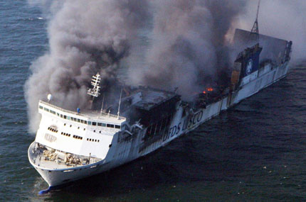 Гърция се опасява от взрив на борда на горящия ферибот 