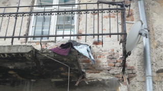Тераса на жилищна сграда се срути в района на Женския пазар