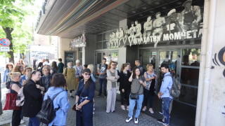 Младежкият театър Николай Бинев в София излезе на мирен протест