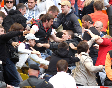 Осъдиха фенове на Рома