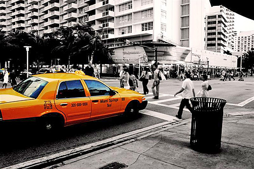 Гола американка открадна такси