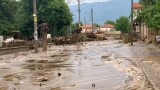 Два вертолета помагат на хората от наводненото село Богдан, община Карлово