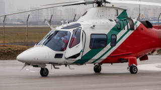 Дядо Коледа и Снежанка кацнаха с хеликоптер на „Гранична полиция“ в София