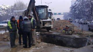 Отстраниха аварията на магистралния водопровод при алея „Яворов”