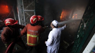 Пожар е избухнал на пазар в пакистанския град Пешавар Това