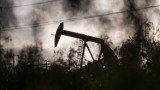  Американският нефт продължава да се търгува на отрицателна територия 