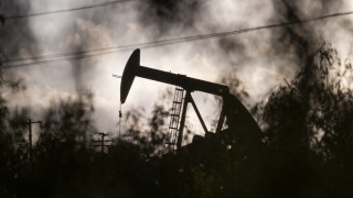 Цената на петрола отстъпва пред разрастващата се пандемия