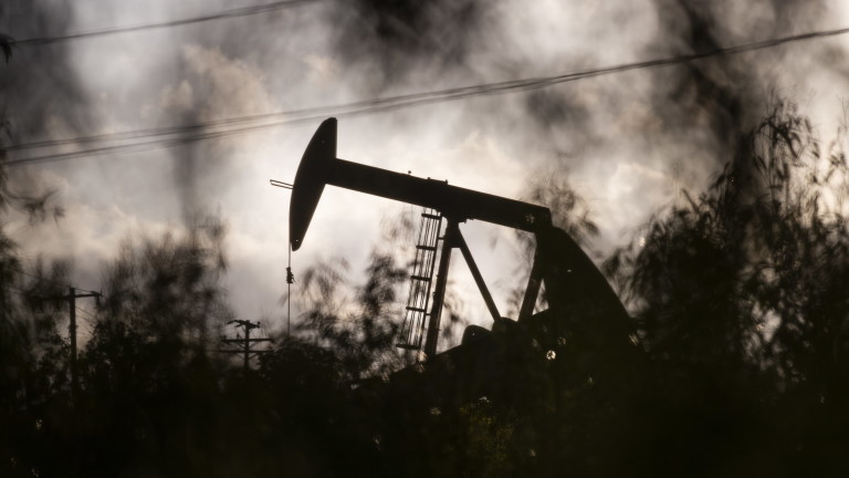 Американският петрол продължава да се търгува на негативна територия