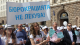 Хиляди гневни лекари обсадиха Министерски съвет