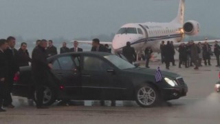 Знаков жест - гръцкият външен министър кацна на летището в Скопие