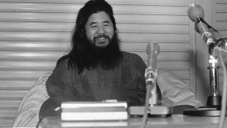 Шоко Асахара лидерът на сектата Аум Шинрикьо която пое отговорност
