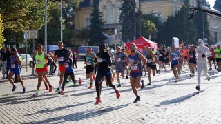 Заради провеждането на полумаратон в периода от 09 00 до 12 00