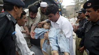 Десетки загинали след двоен атентат в Пакистан 
