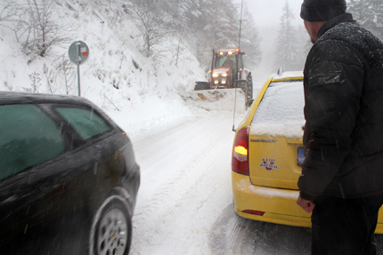 Обилен снеговалеж на прохода Шипка