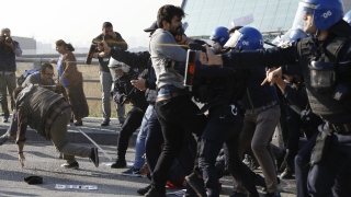 Полиция разгони брутално прокюрдски активисти в Анкара 