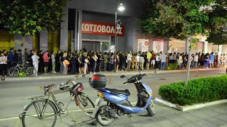 Огромни опашки пред банкоматите в Гърция