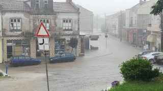 Проливен дъжд наводни улиците на Ивайловград Има сигнали за закъсали