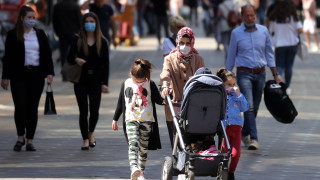 Политиците в Германия водят спорове за това как и кога