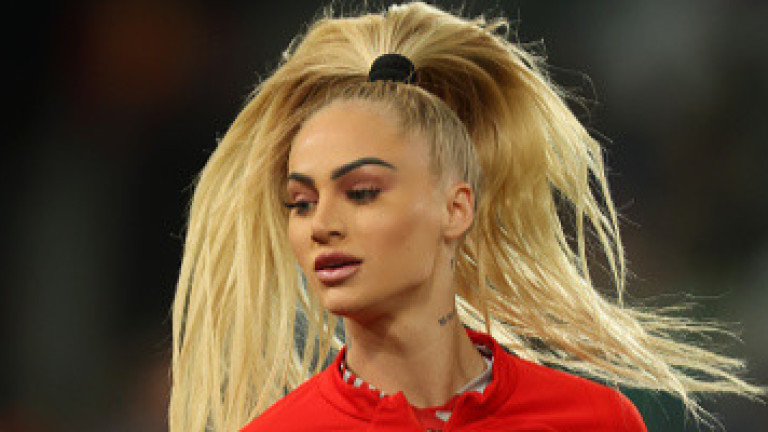 (Снимка): Най-сексапилната футболистка целуна извънземно