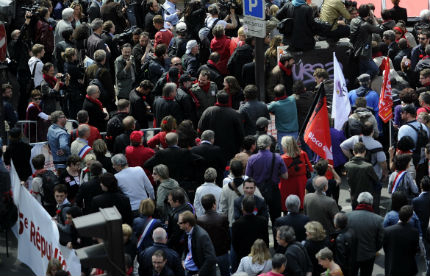 Десетки хиляди французи протестираха срещу Оланд