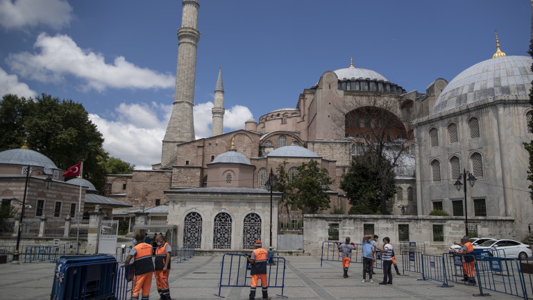 Решението на Турция да превърне бившата византийска катедрала Света София
