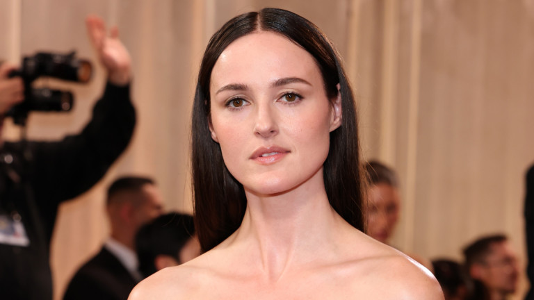 800 000 мъниста върху роклята: актрисата, която покори червения килим на Златен глобус