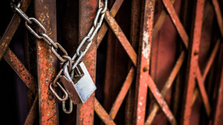 Възрастни хора попаднаха в капан заради спор за хоспис в