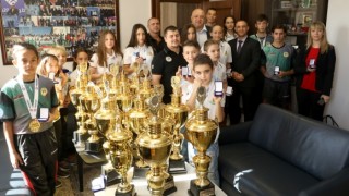 Министър Кралев награди медалистите от Европейскoто по кикбокс за деца, юноши и девойки