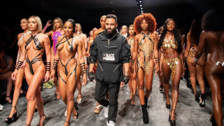 Група зашеметяващи модели предизвикаха голям фурор на модното събитие за