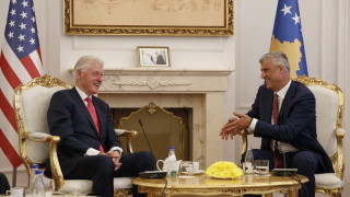 Косово награди Бил Клинтън за операцията преди 20 г.