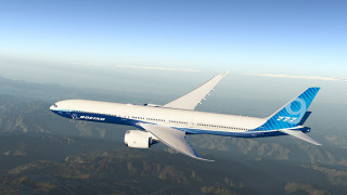 Нов скандал с Boeing? Спират 777 след взрив на двигател в полет