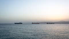Търговски кораб е ударен край бреговете на Йемен