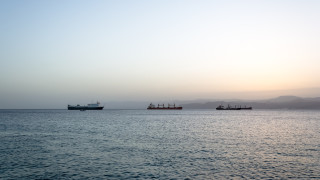 Търговски кораб е бил ударен от снаряд в Червено море