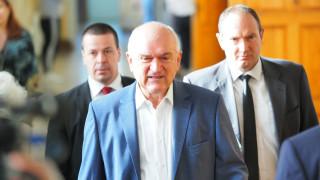 Премиерът Димитър Главчев гласува с машина Наложи му се да