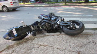 Мотоциклетист е загинал на място блъскайки се в паркиран автомобил