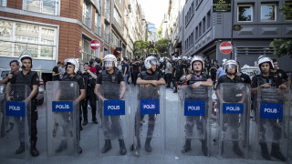 Полицията в Истанбул Турция задържа десетки участни на проведения в