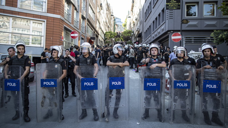 Полицията в Истанбул, Турция задържа десетки участни на проведения в