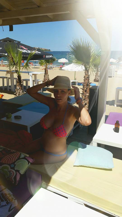 Златка Димитрова бременна на плажа